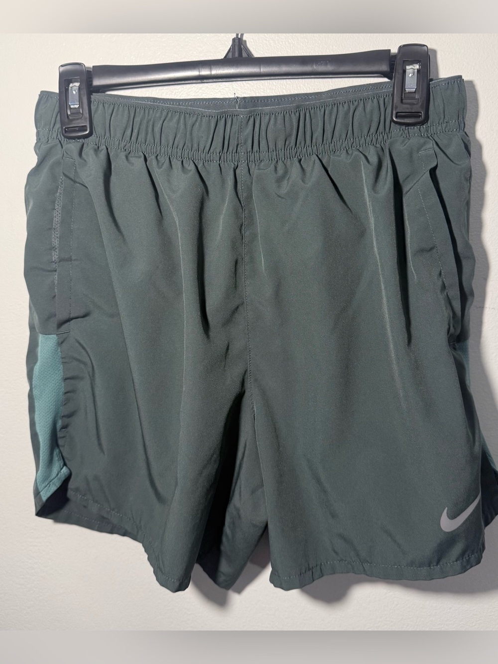 Nike Men's Challenger Athletic 5’ Green Dri-fit Lined Shorts